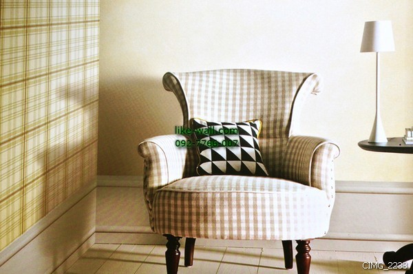 รูปภาพที่1 ของสินค้า : มุมห้องนั่งเล่นด้วย วอลเปเปอร์ติดผนัง ลายผ้าตาราง สีน้ำตาล
