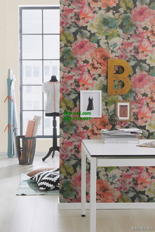 รูปภาพที่1 ของสินค้า : ตัวอย่างห้องนั่งเล่นตกแต่งด้วย วอลเปเปอร์ลายดอกไม้ สีชมพู-ส้ม